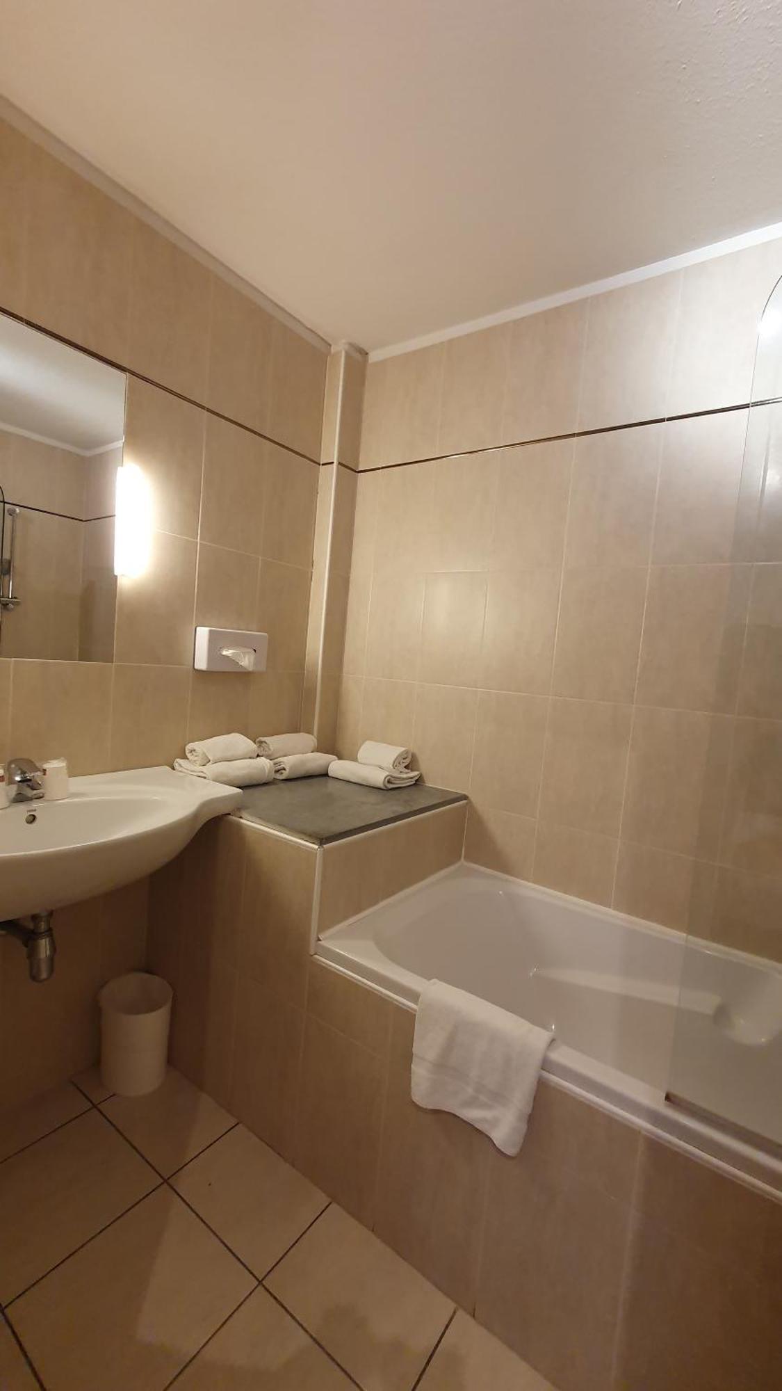 Kyriad Sète - Balaruc Bagian luar foto